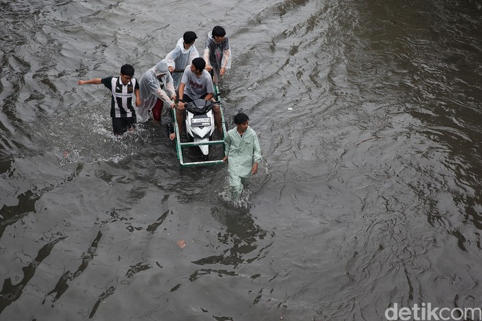 Biang Kerok Hujan Deras Guyur Jabodetabek di Senin Pagi