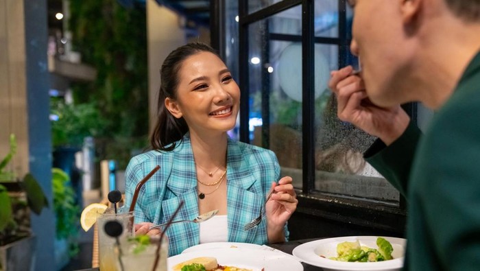 Pasangan makan bersama