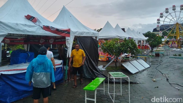 Tenda pedagang pasar malam di Godean rusak terdampak hujan angin, Senin (12/1/2026)