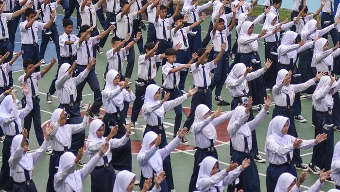 Sejumlah siswa mengikuti senam anak Indonesia hebat ada hari pertama masuk sekolah di SMP Negeri 1 Ciamis, Kabupaten Ciamis, Jawa Barat, Senin (12/1/2026). Hari pertama masuk sekolah tahun ajaran 2025/2026 pasca libur semester genap diawali dengan senam anak Indonesia hebat dan menyanyikan lagu hari baru. ANTARA FOTO/Adeng Bustomi