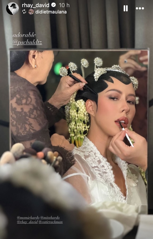 Untuk riasan wajahnya Patricia mempercayakan pada MUA ternama, Rhay David. Sementara untuk sanggul, Patricia dibantu Mamie Hardo. Foto: Instagram/@rhay_david