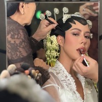 Untuk riasan wajahnya Patricia mempercayakan pada MUA ternama, Rhay David. Sementara untuk sanggul, Patricia dibantu Mamie Hardo. Foto: Instagram/@rhay_david