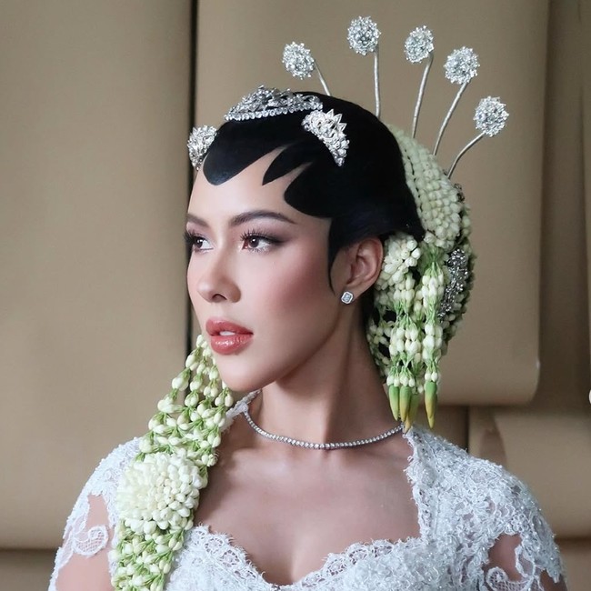 7 Pesona Patricia Schuldtz Dinikahi Putra Tommy Soeharto, Tampil Ayu Berpaes