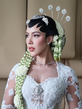 7 Pesona Patricia Schuldtz Dinikahi Putra Tommy Soeharto, Tampil Ayu Berpaes