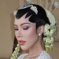 Makeup Patricia tampil flawless dengan complexion halus, blush pink lembut, dan contour tipis yang mempertegas struktur wajah. Riasan mata dibuat soft dengan bulu mata lentik, sementara bibir glossy bernuansa peach-rose memberi kesan segar, feminin, dan menenangkan. Foto: Instagram/@rhay_david