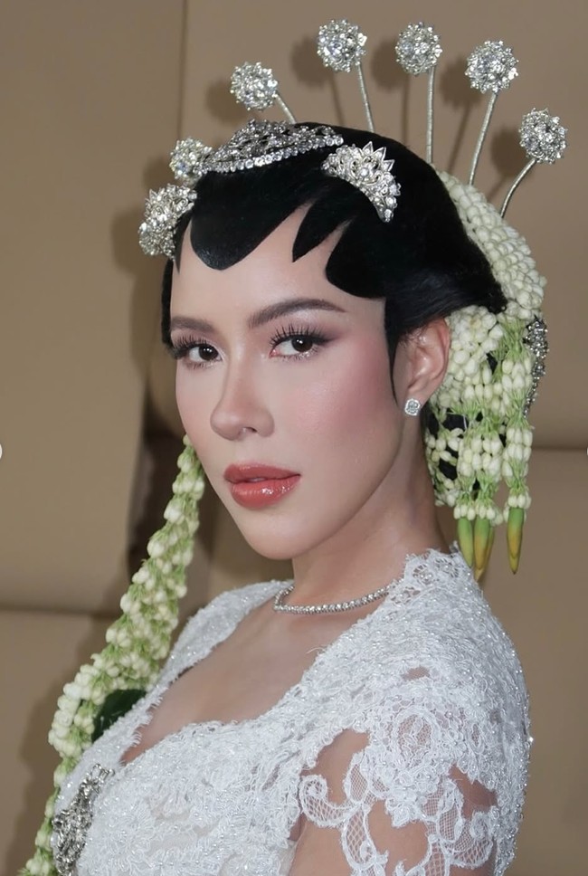 Melengkapi penampilannya, Patricia juga mengenakan aksesori tambahan seperti anting dan kalung. Aksesori berwarna silver yang dikenakannya itu tampak memiliki desan simpel yang timeless, membuat penampilannya kian elegan. Foto: Instagram/@rhay_david