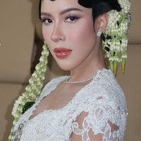 Melengkapi penampilannya, Patricia juga mengenakan aksesori tambahan seperti anting dan kalung. Aksesori berwarna silver yang dikenakannya itu tampak memiliki desan simpel yang timeless, membuat penampilannya kian elegan. Foto: Instagram/@rhay_david