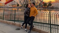 Patricia Schuldtz pada 2022 jalan-jalan ke California, Amerika Serikat, bersama Darma Mangkuluhur. Mereka terlihat pergi ke wahana bermain. (Foto: dok Instagram pschuldtz)