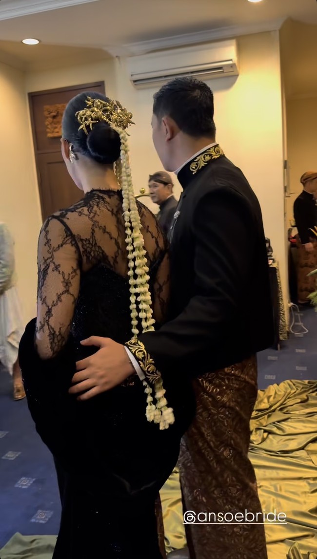 Jika saat akad nikah keduanya kompak mengenakan busana pengantin adat Jawa berwarna putih, untuk resepsi keduanya memilih warna hitam. Foto: Instagram/@byansoe/@pschuldtz