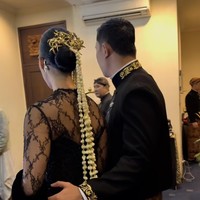 Jika saat akad nikah keduanya kompak mengenakan busana pengantin adat Jawa berwarna putih, untuk resepsi keduanya memilih warna hitam. Foto: Instagram/@byansoe/@pschuldtz