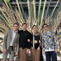Patricia tampil anggun dalam balutan kebaya hitam bernuansa modern-klasik rancangan desainer Ansoe. Kebaya bermaterial lace transparan dengan motif floral ini memiliki potongan fitted yang menonjolkan siluet tubuh. Foto: Instagram/@byansoe/@pschuldtz