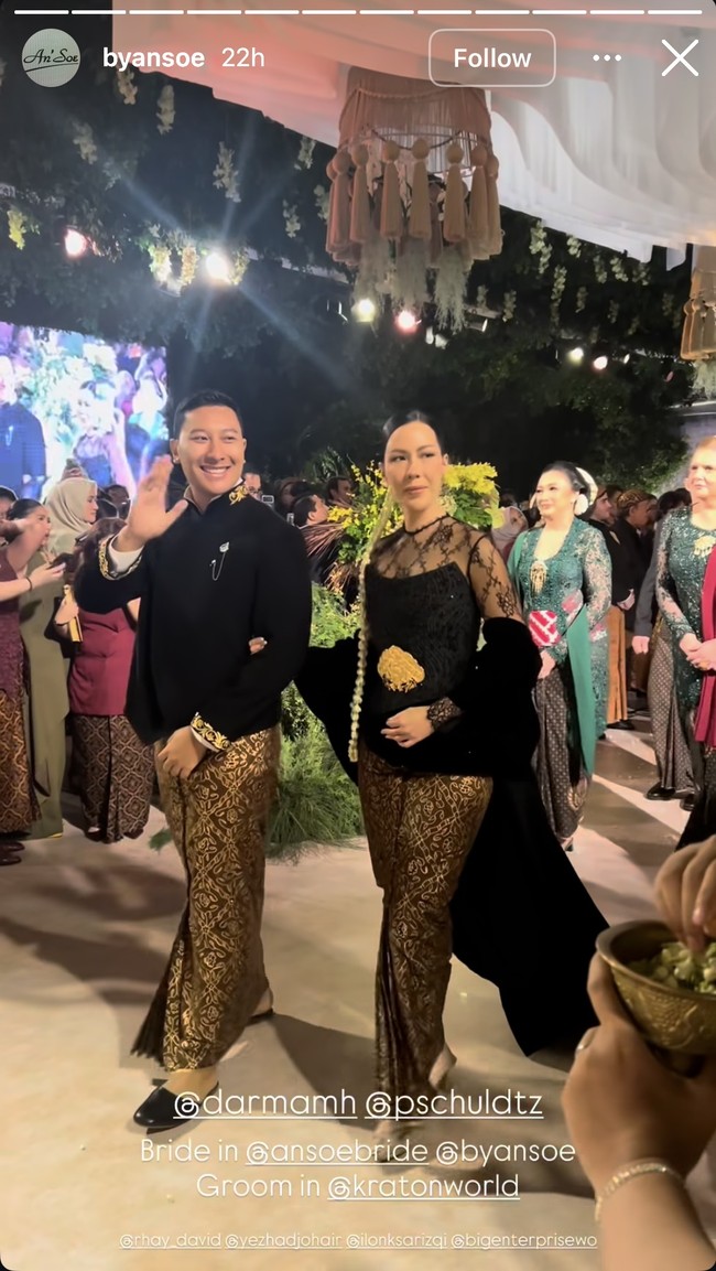 Sementara Darma Mangkuluhur tampil serasi mengenakan beskap hitam klasik dengan potongan tegas. Beskap tersebut memiliki detail bordir emas di bagian kerah dan manset lengan. Ia memadukannya dengan kain batik cokelat bermotif senada dengan sang istri. Foto: Instagram/@byansoe/@pschuldtz