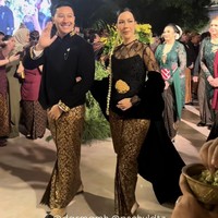 Sementara Darma Mangkuluhur tampil serasi mengenakan beskap hitam klasik dengan potongan tegas. Beskap tersebut memiliki detail bordir emas di bagian kerah dan manset lengan. Ia memadukannya dengan kain batik cokelat bermotif senada dengan sang istri. Foto: Instagram/@byansoe/@pschuldtz