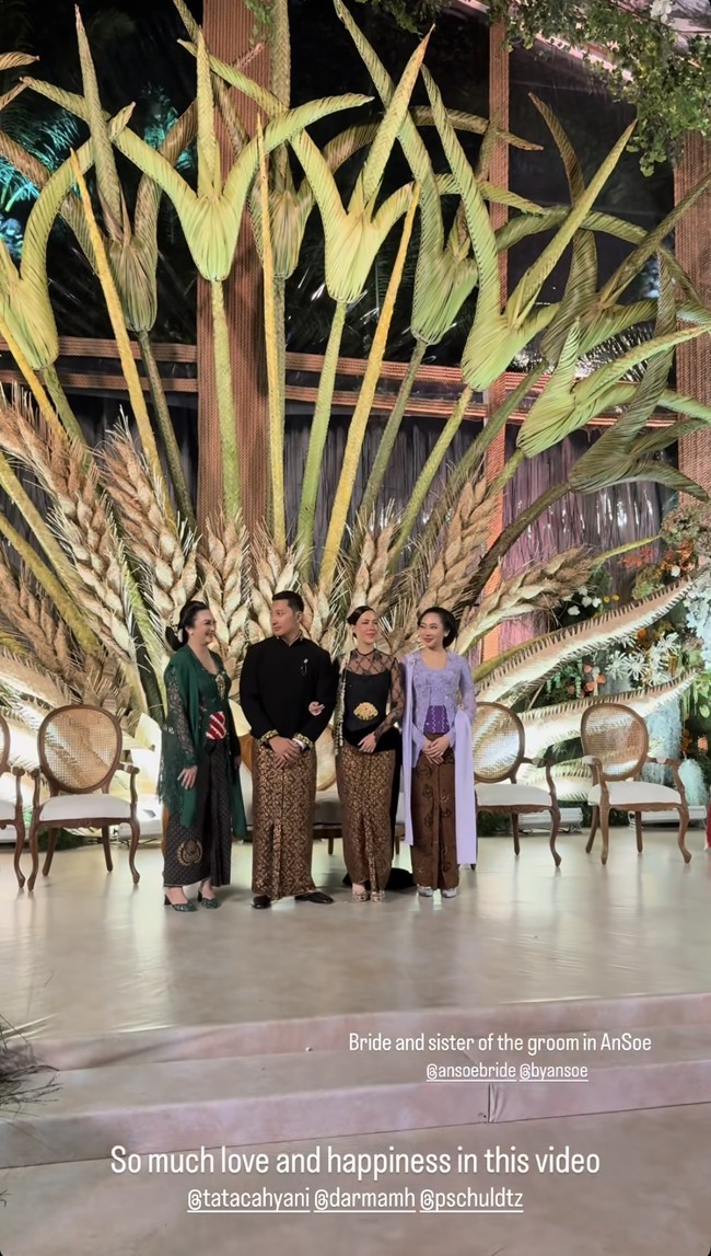 Dekorasi resepsi pernikahan Patricia dan Darma terlihat megah dengan dominasi warna hijau, krem, dan cokelat. Backdrop dihiasi instalasi anyaman daun yang memberikan kesan artistik. Foto: Instagram/@byansoe/@pschuldtz