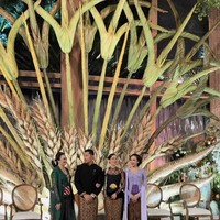 Dekorasi resepsi pernikahan Patricia dan Darma terlihat megah dengan dominasi warna hijau, krem, dan cokelat. Backdrop dihiasi instalasi anyaman daun yang memberikan kesan artistik. Foto: Instagram/@byansoe/@pschuldtz