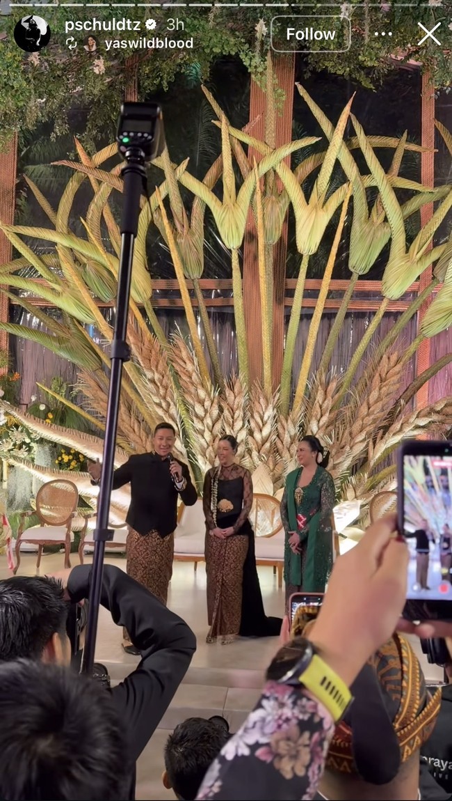 Di acara resepsi pernikahannya, Darma juga sempat bernyanyi di hadapan istri dan ibunya, serta para tamu undangan yang hadir. Ia menyanyikan lagu Back At One yang dipopulerkan oleh Brian McKnight. Diketahui di acara resepsinya itu Darma juga mengundang Brian McKnight untuk menghibur para tamu undangan. Foto: Instagram/@byansoe/@pschuldtz