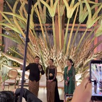 Di acara resepsi pernikahannya, Darma juga sempat bernyanyi di hadapan istri dan ibunya, serta para tamu undangan yang hadir. Ia menyanyikan lagu Back At One yang dipopulerkan oleh Brian McKnight. Diketahui di acara resepsinya itu Darma juga mengundang Brian McKnight untuk menghibur para tamu undangan. Foto: Instagram/@byansoe/@pschuldtz