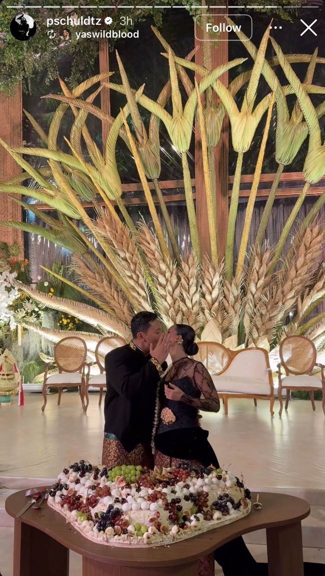 Patricia dan Darma juga tampaknya memilih italian wedding cake yang berbentuk flat. Model wedding cake tersebut memang banyak diminati para pengantin belakangan ini. Setelah saling bersuap-suapan kue pengantin, keduanya pun memamerkan kemesraannya di momen wedding kiss. Foto: Instagram/@byansoe/@pschuldtz