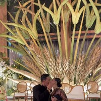 Patricia dan Darma juga tampaknya memilih italian wedding cake yang berbentuk flat. Model wedding cake tersebut memang banyak diminati para pengantin belakangan ini. Setelah saling bersuap-suapan kue pengantin, keduanya pun memamerkan kemesraannya di momen wedding kiss. Foto: Instagram/@byansoe/@pschuldtz