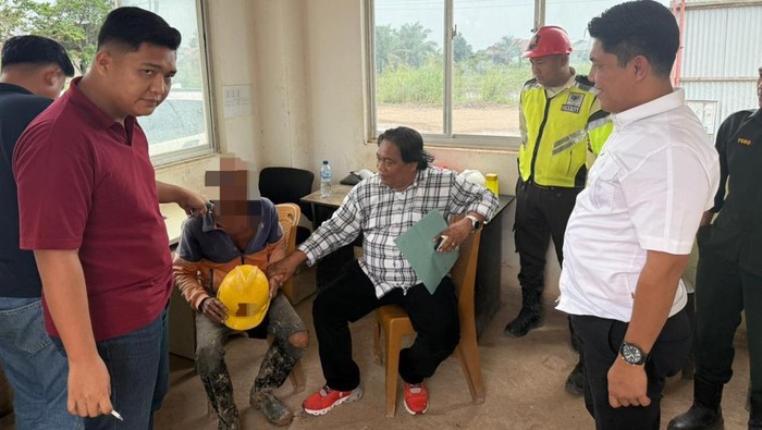 Pelaku yang menyiram air keras ke istrinya saat  ditangkap polisi