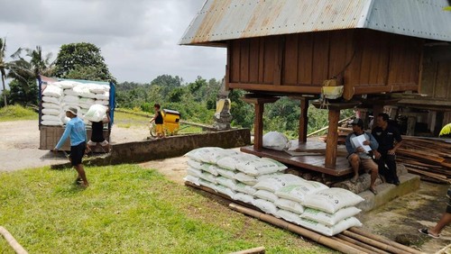 Pembagian pupuk kepada petani dari tujuh tempek subak di kawasan Jatiluwih, Kecamatan Penebel, Tabanan, Bali. (Foto: Istimewa)