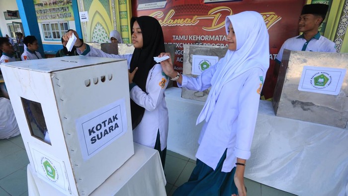 Seorang siswi menunjukkan jari kelingking seusai memberikan hak pilihnya pada kegiatan sosialisasi pemilu dan pemilihan ketua Organisasi Siswa Intra Madrasah (OSIM) di Madrasah Tsanawiyah Swasta (MTsS) Harapan Bangsa Desa Kuta Padang, Johan Pahlawan, Aceh Barat, Aceh, Senin (12/1/2026). Pihak Madrasah bekerja sama dengan Komisi Independen Pemilihan (KIP) Aceh Barat menggelar pemilihan ketua OSIM dengan sistem pemungutan suara seperti Pemilu yang bertujuan untuk memberikan edukasi tentang demokrasi dan politik kepada siswa sekaligus untuk menanamkan nilai demokrasi, tanggung jawab, kepemimpinan dan kesadaran politik sejak dini agar menjadi pemilih cerdas dan berintegritas di masa depan. ANTARA FOTO/Syifa Yulinnas