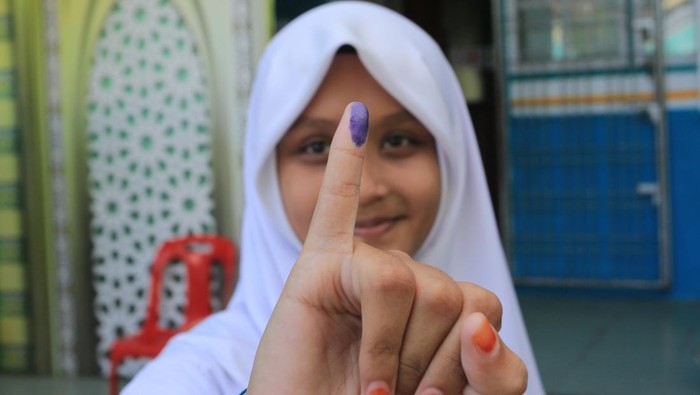 Seorang siswi menunjukkan jari kelingking seusai memberikan hak pilihnya pada kegiatan sosialisasi pemilu dan pemilihan ketua Organisasi Siswa Intra Madrasah (OSIM) di Madrasah Tsanawiyah Swasta (MTsS) Harapan Bangsa Desa Kuta Padang, Johan Pahlawan, Aceh Barat, Aceh, Senin (12/1/2026). Pihak Madrasah bekerja sama dengan Komisi Independen Pemilihan (KIP) Aceh Barat menggelar pemilihan ketua OSIM dengan sistem pemungutan suara seperti Pemilu yang bertujuan untuk memberikan edukasi tentang demokrasi dan politik kepada siswa sekaligus untuk menanamkan nilai demokrasi, tanggung jawab, kepemimpinan dan kesadaran politik sejak dini agar menjadi pemilih cerdas dan berintegritas di masa depan. ANTARA FOTO/Syifa Yulinnas
