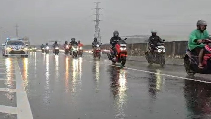 Video Ratusan Motor Masuk Tol Tarumajaya ke Priok Imbas Arteri Bekasi Banjir