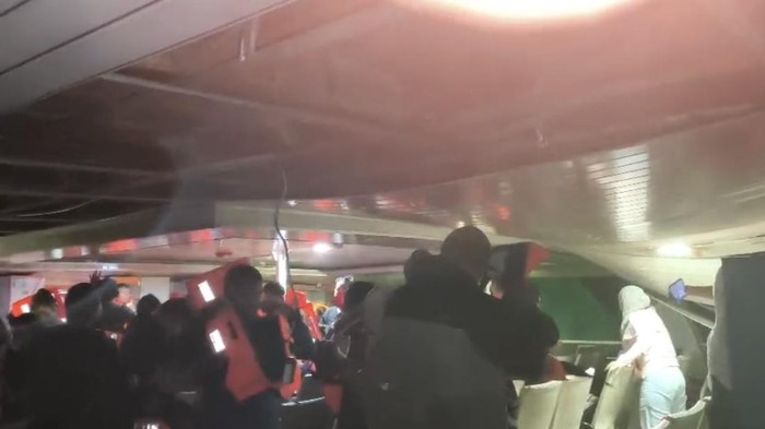 Penumpang KMP Nuku memasang pelampung saat kapal dihantam ombak dan angin kencang di perairan Kendari.
