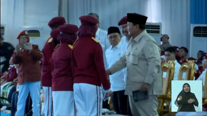 Prabowo Resmikan 166 Sekolah Rakyat, Dapat Novel Karya Siswa