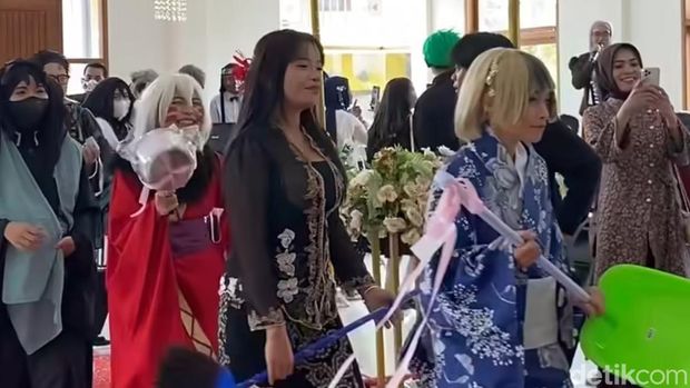Pecinta anime di Tasikmalaya gelar pernikahan unik dengan konsep cosplay Demon Slayer untuk wujudkan wedding dream yang tak terlupakan. Unggahan suasana pernikahan mereka langsung viral di Instagram.