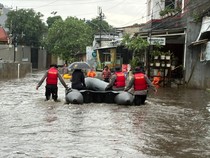 Video Banjir di Pondok Karya, Warga Dievakuasi Pakai Perahu Karet