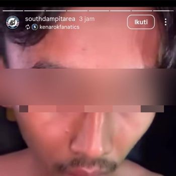 Perundungan di Kota Batu Pria yang diduga suporter ditelanjangi dan dipersekusi Aremania di Alun-Alun Kota Batu