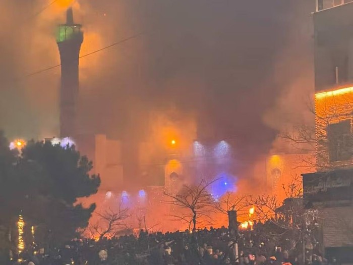 Kebakaran besar di sebuah masjid distrik Saadatabad, barat laut Teheran, Iran pada 8 Januari 2026.