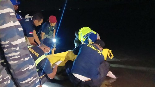 Petugas mengevakuasi jenazah tanpa identitas yang ditemukan mengambang di perairan Pengambengan, Kabupaten Jembrana, Bali, Minggu (11/1/2025). (Foto: Polres Jembrana)