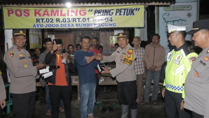 PJU Polres Blitar membagikan HT di salah satu pos kamling