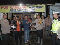 Polres Blitar Bagikan HT untuk Perkuat Sinergi Poskamling