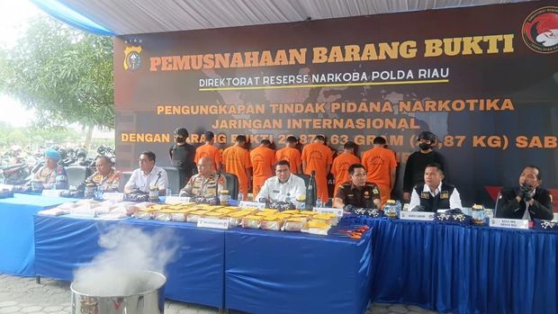 Polda Riau memusnahkan narkoba Rp 43,9 miliar hasil tangkapan jelang tahun baru.