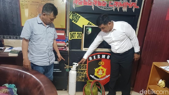 Polisi memperlihatkan barang bukti yang digunakan 3 pelaku membobol ATM di Pangkep.