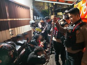 7 Remaja Mau Tawuran di Jakbar Diamankan, Senjata Corbek Ikut Disita