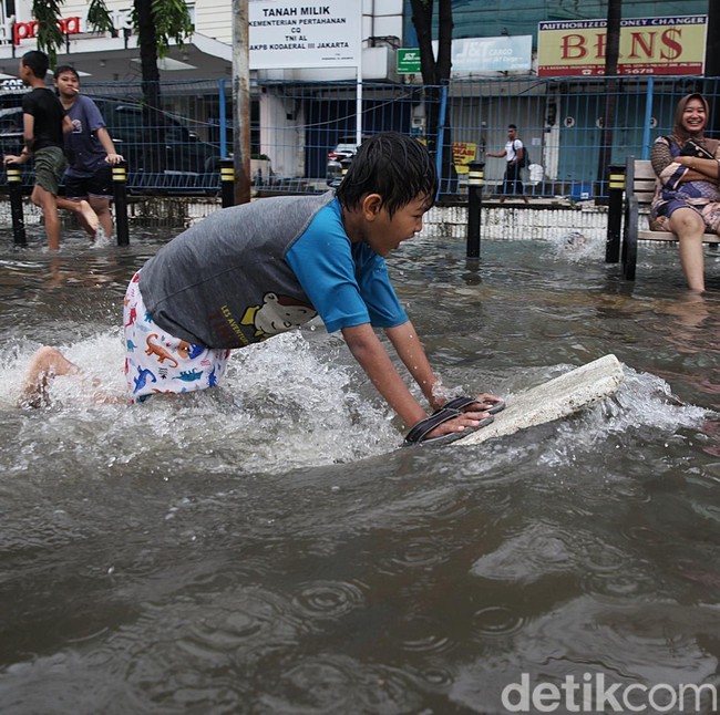Potret Anak-anak Asyik Bermain di Tengah Banjir Mangga Dua