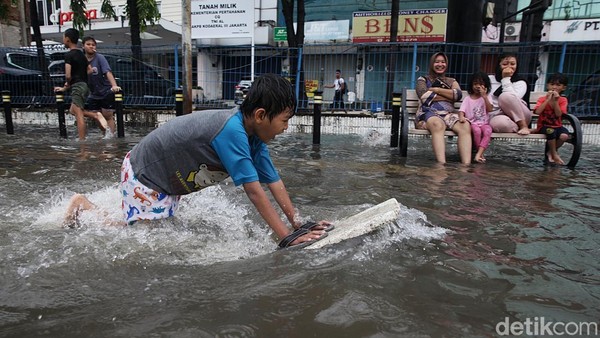 Potret Anak-anak Asyik Bermain di Tengah Banjir Mangga Dua