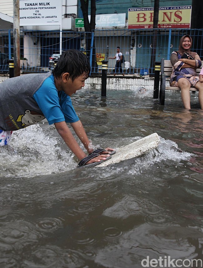 Potret Anak-anak Asyik Bermain di Tengah Banjir Mangga Dua