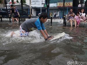 Potret Anak-anak Asyik Bermain di Tengah Banjir Mangga Dua