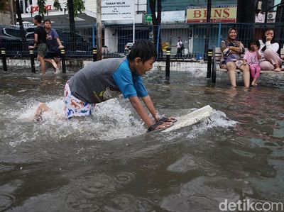 Potret Anak-anak Asyik Bermain di Tengah Banjir Mangga Dua