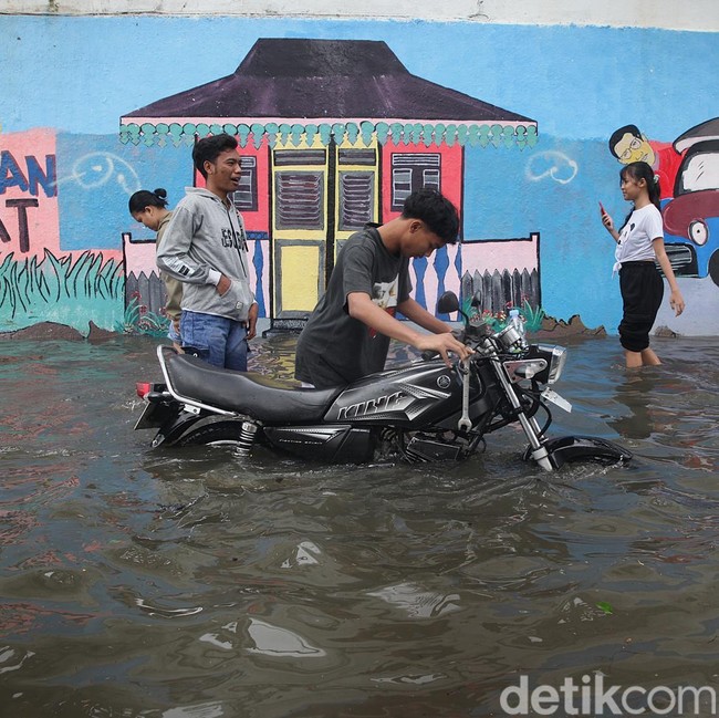 Potret Warga Dorong Motor Mogok hingga Bajaj Terobos Banjir