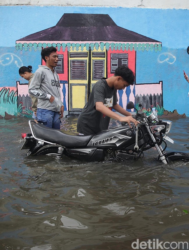 Potret Warga Dorong Motor Mogok hingga Bajaj Terobos Banjir