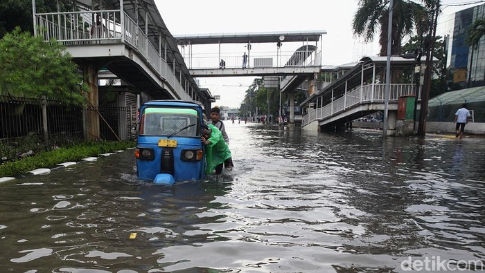 22 RT dan 5 Ruas Jalan Masih Terendam Banjir Pagi Ini, Ketinggian Air 35 Cm