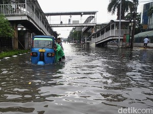 22 RT dan 5 Ruas Jalan Masih Terendam Banjir Pagi Ini, Ketinggian Air 35 Cm