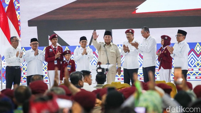 Presiden Prabowo Subianto bersama Menteri Sosial Saifullah Yusuf, Menteri Pekerjaan Umum Dody Hanggodo, Menteri Koordinator Pemberdayaan Masyarkat Muhaimin Iskandar, Menteri Koordinator Bidang Pembangunan Manusia dan Kebudayaan Pratikno, serta Menteri Pendidikan Dasar dan Menengah Wardimana Djojonegoro meresmikan secara simbolik pembangunan Sekolah Rakyat di 166 titik yang tersebar di 34 provinsi di kawasan Banjarbaru, Kalimantan Selatan, Senin (12/1/2025).